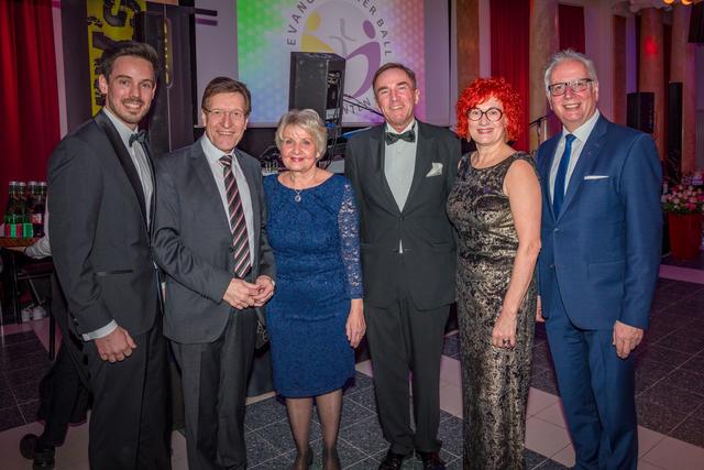 Ballorganisator Klaus Kleinberger, Präsident der Diakonie Österreich Hubert Stotter, Superintendentialkuratorin Helli Thelesklaf, Superintendent Manfred Sauer, GR Isabella Rauter und Landtagspräsident Reinhart Rohr