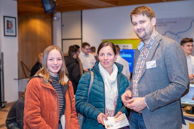 Johanna und Irmgard Flazelsteiner informierten sich bei Fachlehrer Martin Stix über die Ausbildungen an der HTL Waidhofen/Ybbs.  | Foto: Regina Eder