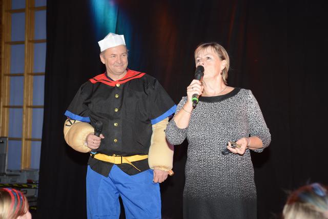 Elternvereins-Obmann Andreas Zitek und Direktorin Irene Ille eröfneten das 19. Carnival-Clubbing für die Unterstufe.