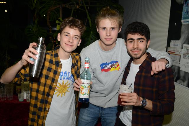 Benedikt, Paul und Sascha mixten tropische Cocktails an der Bar.