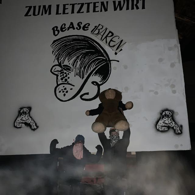 Fotos von der nächtlichen Aktion der Bären&amp;Exoten: Sie wurden selber zu bösen Bären und "schmückten" böse den Wagen der "Beasn Buam". | Foto: Bären&amp;Exoten