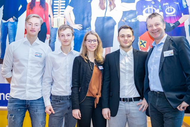 Die Schüler Moritz Haidenthaller, Maximilian Reidl, Corinne Dieminger, Daniel Hochedlinger und Abteilungsvorstand für Wirtschaft Gerhard Pölzgutter informierten am Tag der offenen Tür viele Interessierte.  | Foto: Regina Eder