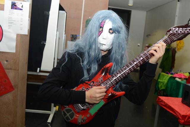 Schock-Rocker Fabian mit seiner Luftgitarre.