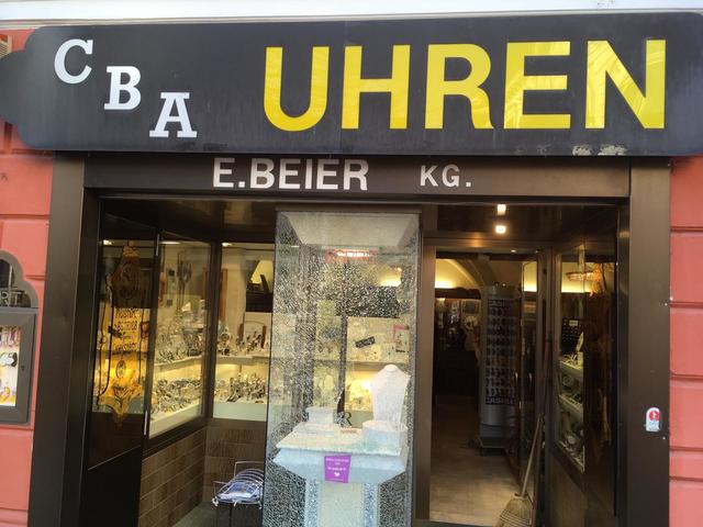 Die Auslagenscheibe des Geschäfts wurde zertrümmert. | Foto: Hannes Winkler