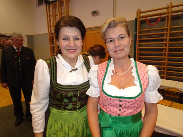 Die Bezirksjägermeisterin Charlotte Klement und Ballorganisatorin Claudia Müllner