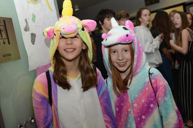 Einhörner gibt es also doch: Caro und Elena.