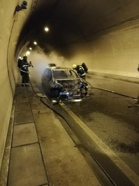 Die slowenischen Feuerwehren konnten das Fahrzeug löschen. | Foto: FF Ferlach