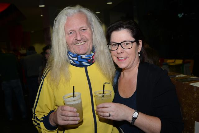 Stadtschauspieler Helmut Tschellnig und Katka Braun schauten sich die Performance von Tochter Nora an.