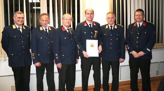 Abschnittskommandant Johann Delsnig, Bezirksfeuerwehrkommandant Friedrich Monai, Bgm. Guttaring Herbert Kuss, Herbert Kuss jun., Ehren-BFK Egon Kaiser, Andreas Ladstätter (von links) | Foto: FF Guttaring