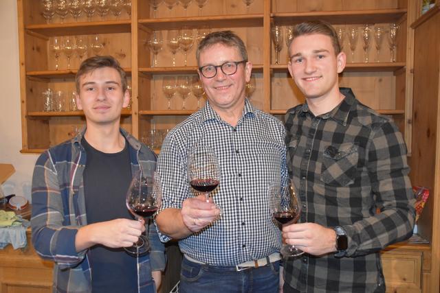Georg, Paul und Stefan Wiesler stießen auf einen gelungenen Event an.