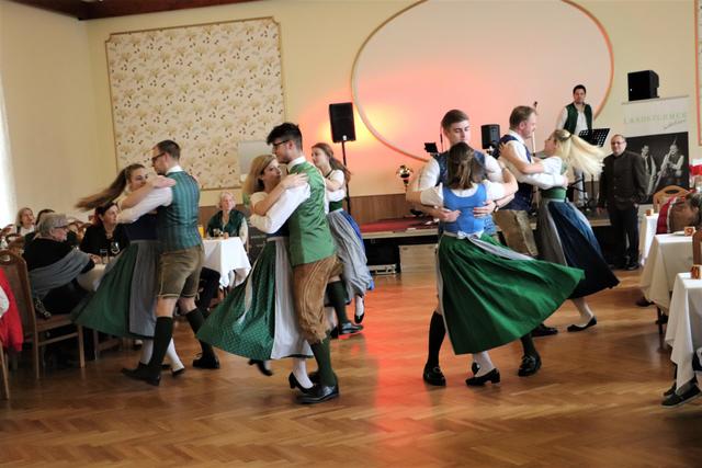 Auftanz und Tanzeinlagen kamen beim Kalsdorfer Pfarrball vom Trachtenverein | Foto: Edith Ertl