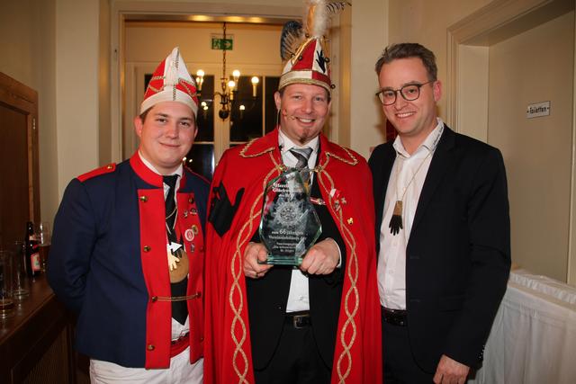 Das Ehrenglas bekam Präsident Fabian Kogler für alle überreicht.