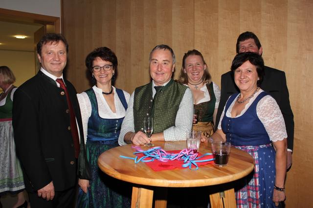Gute Stimmung auch in der Landjugend Bar; v.l.n.r: Hermann und Maria Auinger, Josef und Helga Schweitzer und im Hintergrund Elke und Markus Berndorfer | Foto: Eva Wahlmüller