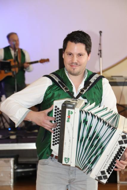 Virtuose auf Harmonika und Akkordeon: Christoph vom Duo Landstürmer  | Foto: Edith Ertl