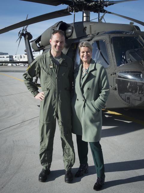 "Ausflug im Black Hawk": Vizeleutnant Harald Brandhofer aus Wieselburg mit Verteidigungsministerin Klaudia Tanner aus Gresten.