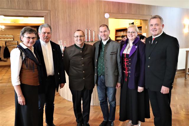 Pastoralmitarbeiterin Christiane Friessnegg, Diakon Hans Hofer, Günther Kreitzireck, Pfarrer Josef Windisch, Karin Kreitzireck und Bgm. Manfred Komericky.  | Foto: Edith Ertl