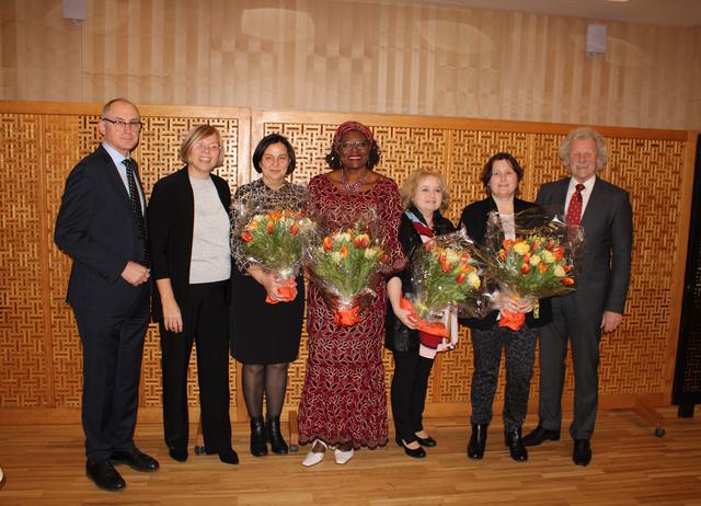 Teresa Maier, Regina Dlugosz, Mirjana Stojanovic, Marion Bednar-Grill und Loveth Esohe Osazee erhielten Mitarbeiterehrungen von den Direktoren Dietmar Stockinger (re.), Karin Schmidt und Andreas Weinmüller
