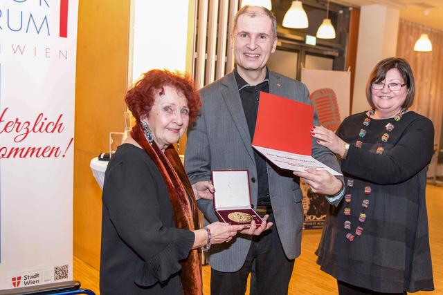 Elisabeth Ziegler, Karl-Gerhard Straßl, Präsident Chorverband Österreich, Magret Popper-Appel, Präsidentin Chorforum Wien.  | Foto: Bao Vu Phan Quoc