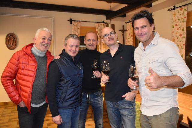 Lustig ging es bei Winzer Thomas Kopfensteiner (2.v.l.) zu.