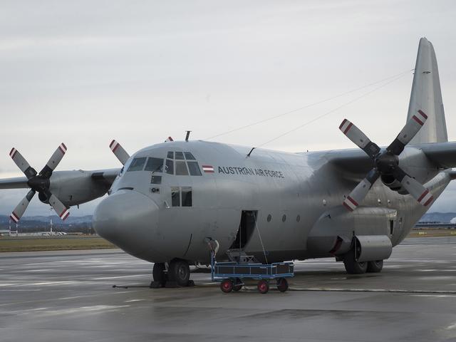 Eine C-130 "Hercules" Transportmaschine des Bundesheers flog am 2. Februar nach Frankreich, um Österreicher aus China nach Hause zu bringen.