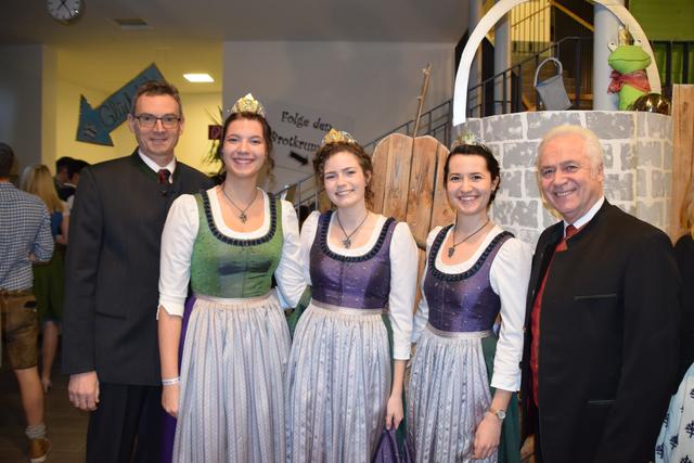 Feierten eine sagenhafte Ballnacht: Dir. Reinhold Holler, Weinkönigin Katrin, Weinhoheit Lisa, Weinhoheit Beatrix und Bgm. Helmut Leitenberger.