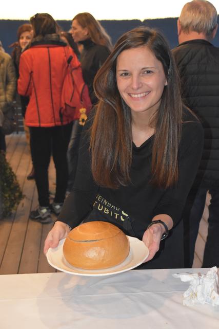 Barbara Stubits mit einem "Gulasch im Brot".
