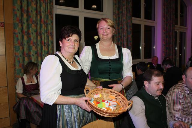 Beim Losverkauf für die schönen Tombola-Preis. Gerlinde Ammer und Birgit Lindinger | Foto: Eva Wahlmüller