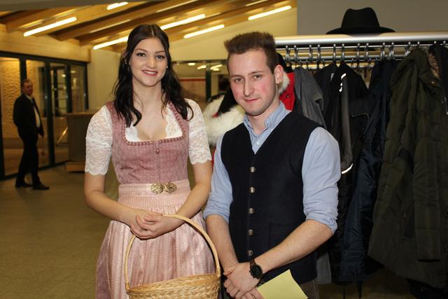 Landjugendleiterin Sophie Greinöcker und Landjugendleiter Michael Hellmayr übergaben die Damenspenden. | Foto: Eva Wahlmüller