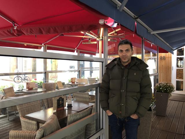 Fatih Kuzu, Geschäftsinhaber des Gingerhof, hat eine Außenterrasse bauen lassen, wo seine Gäste rauchen können.