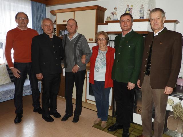 v.l. Stellvertretender Bezirksobmann Johann Sampl, Schützenobrist Albert Planitzer, Jubilar Matthias Greinmeister,  Jubilarin Hilda Greinmeister, Bezirksobmann Hannes Siebenhofer, stellvertretender Bezirksobmann Gerhard Müllner | Foto: Kameradschaftsbund Lungau