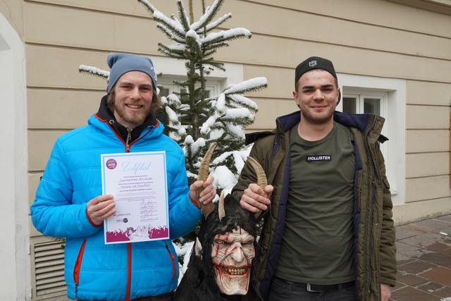 Die Zeller Pass "D'Grinzwoid Teifi" wurde im Zuge des Krampuskränzchens mit dem FeierFest Gütesiegel ausgezeichnet. Die beiden Mitglieder Maximilian Hartl und Serkan Coban (beide aus Saalfelden) nahmen das Zertifikat mit Freude entgegen.
