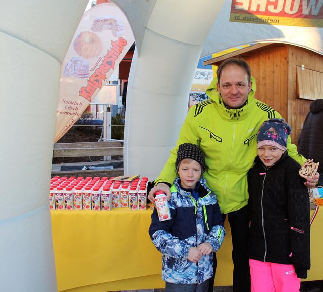 Nutzen den Familienskitag: Raimund Weiß mit Julian und Milena