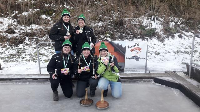 Damen-Bezirkssieger: Der EV St. Peter-Freienstein mit Christina Hold, Manuela Hartenfelser (stehend v.l.), Magdalena Hold, Roswitha Anderle, Claudia Lerch (hockend v.l.). | Foto: KK
