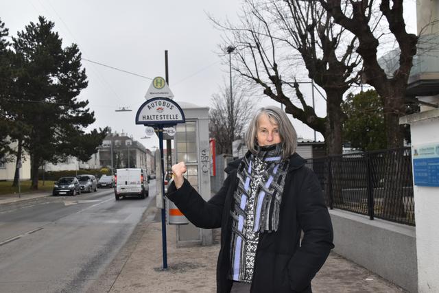 Endstation Marschallplatz für den 16A: Monika Vodnyansky träumt von einer besseren Öffi-Anbindung. | Foto: Karl Pufler