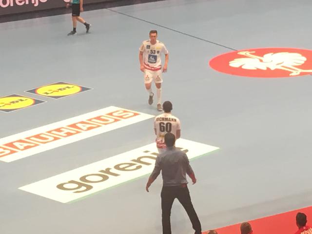 Jakob Jochmann - Rücknummer 60 - war gemeinsam mit Teamkapitän Nikola Bilyk (im Hintergrund Nummer 53) vor Tausenden Fans bei der Handball-EM in der Wiener Stadthalle im Einsatz