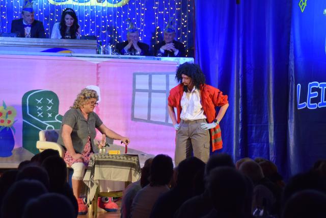 24-Stunden-Pflege: Aloisia (Werner Pichler) mit seinem Pfleger Achmed (Isabell Stückler) | Foto: Koller