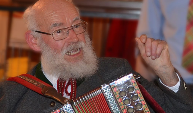 Prof. Max Rosenzopf, wie ihn viele in Erinnerung behalten: Mit seiner Steirischen Harmonika | Foto: Monika Primas