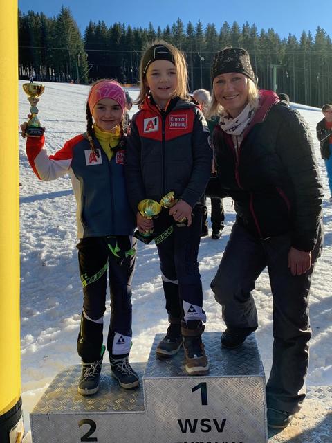 Doppelte und dreifache Freude bei Yara und Louis Ortner, hier beim Siegerfoto mit Ski-Legende Renate Götschl