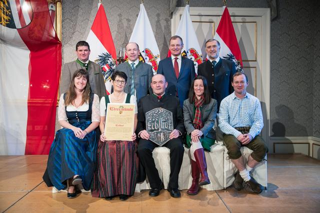 Stefanie, Aloisia, Josef, Birgit und Mario Forstinger (vorne v.l.) mit Bürgermeister Michael Altmann, Landesrat Max Hiegelsberger, Landeshauptmann Thomas Stelzer und Bezirkshauptmann Martin Gschwandtner (hinten v.l.). | Foto: Land OÖ/Max Mayrhofer