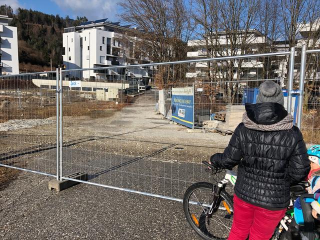 Kein Durchgang mehr. Warum nur? Fragt diese junge Mutter | Foto: bp