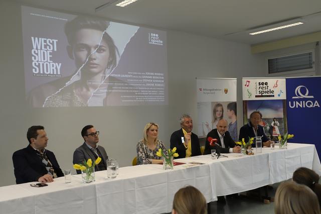 Komponist Guido Mancusi, Autor Carsten Süss, Bildungslandesrätin Daniela Winkler, Peter Edelmann, Künstlerischer Direktor der Seefestspiele Mörbisch, Bildungsdirektor Heinz Josef Zitz und Ausstatter Franz Englhofer bei der Pressekonferenz.  | Foto: Bgld. Landesmedienservice