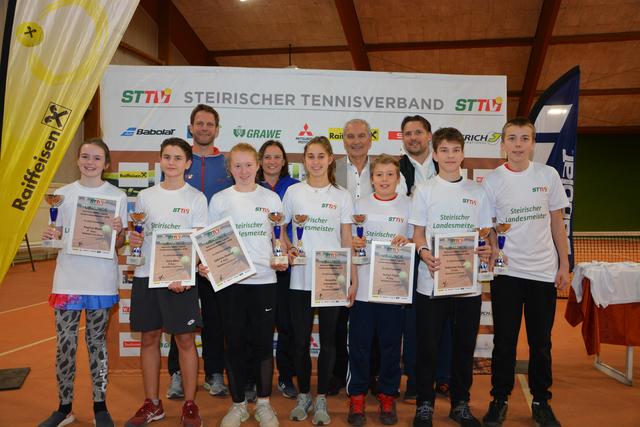Die Landesmeister im Hallentennis: Paulina Maier, Felix Mori, Matthias Schuck (STTV Head Coach), Sabrina Oswald, Evelyn Fauth (STTV Trainer), Alexandra Schöndorfer, Rudolf Steiner (STTV Vizepräsident), Rafael Ficjan, Sascha Freitag (Turnierleiter), Sebastian Sorger, Syl Gaxherri.