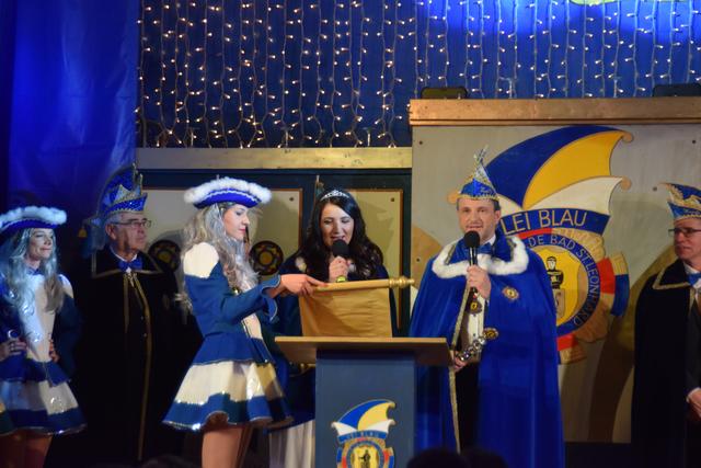 Eröffnung: Das Prinzenpaar Horst I. und Marija I. beim Verlesen der Proklamation | Foto: Koller