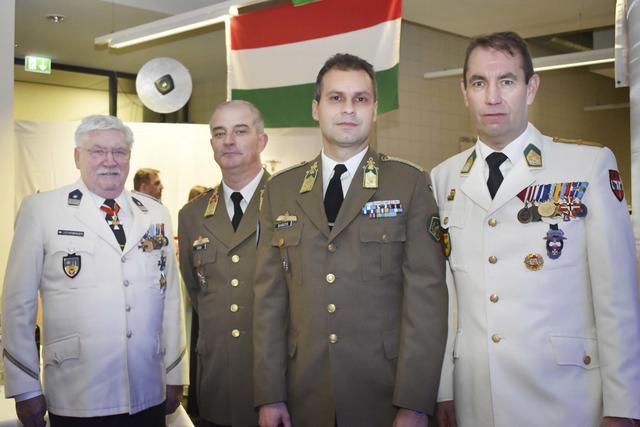 Peacekeeper Landesleiter Bernhard Lechenbauer mit ungarischen Offizierskameraden und Oberst Thomas Erkinger beim Garnisonsball in Güssing | Foto: Medienstelle JgB19