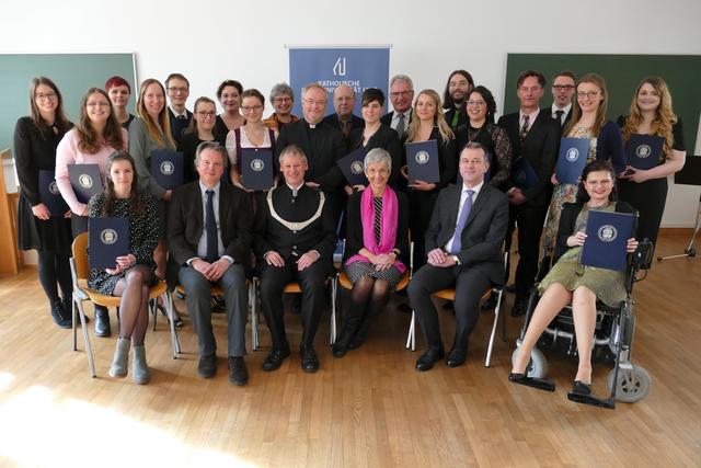 (stehend von li): Nina Viktoria Steinbinder, Marlene Hörtenhuber, Susanne Plakolb, Bianca Verena Teufel, Stefan Gassenbauer, Katharina Hager, Verena Ritzberger, Katharina Greinecker, Elisabeth Rosenberger, Generalvikar Univ.-Prof. DDr. Severin Lederhilger, Johann Karl Zauner, Theresa Maria Zölß, Johann Gattringer, Anita Simic, Peter Habenschuß, Viktoria Anna Habenschuß, Robert Schlader, Josef Dorfner, Eva Steinmayr, Maria Natalie Finner, (sitzend von li) Rosalinda Klara Rendl und (re) Franziska Heiß. Mit Studiendekan Stephan Grotz, Rektor Franz Gruber, Promotorin Susanne Gillmayr-Bucher und Studiendekan Michael Hofer. | Foto: KU Linz/Eder