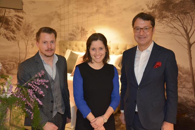 Trafen sich zum Neujahrsempfang in den Wetscher Wohngalerien (v.l.): Wetscher-Innenarchitekt Patrick Klausner, Alice Wittmann (Head of Marketing, Wittmann) und Einrichtungsexperte Martin Wetscher. | Foto: Wetscher