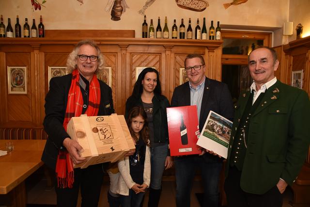 Überreichten die Preise: Vizepräsident Josi Thaller, Präsident Thomas Garber, Lions Freund Koarl Thaller (v.l.) mit Viktoria Bauer (Gewinnerin des 3. Preises). | Foto: Lions Club Fürstenfeld