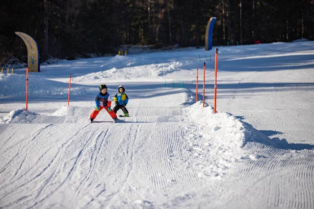Die kleinen Ski-Asse von Morgen können bei Sumsi's Kinderskirennen ihr Talent unter Beweis stellen.