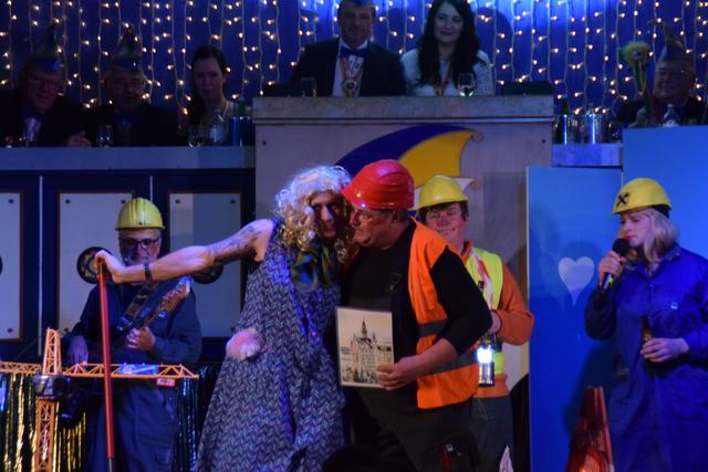 Die Männer des MGV arbeiten in diesem Jahr am Bau.  | Foto: Koller