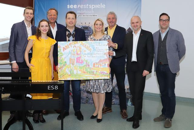 Lukas Karzel, Lena Stöckelle, Ausstatter Franz Englhofer, Komponist Guido Mancusi, Bildungslandesrätin Daniela Winkler, Peter Edelmann, Künstlerischer Direktor der Seefestspiele Mörbisch, Bildungsdirektor Heinz Josef Zitz und Autor Carsten Süss.  | Foto: Bgld. Landesmedienservice